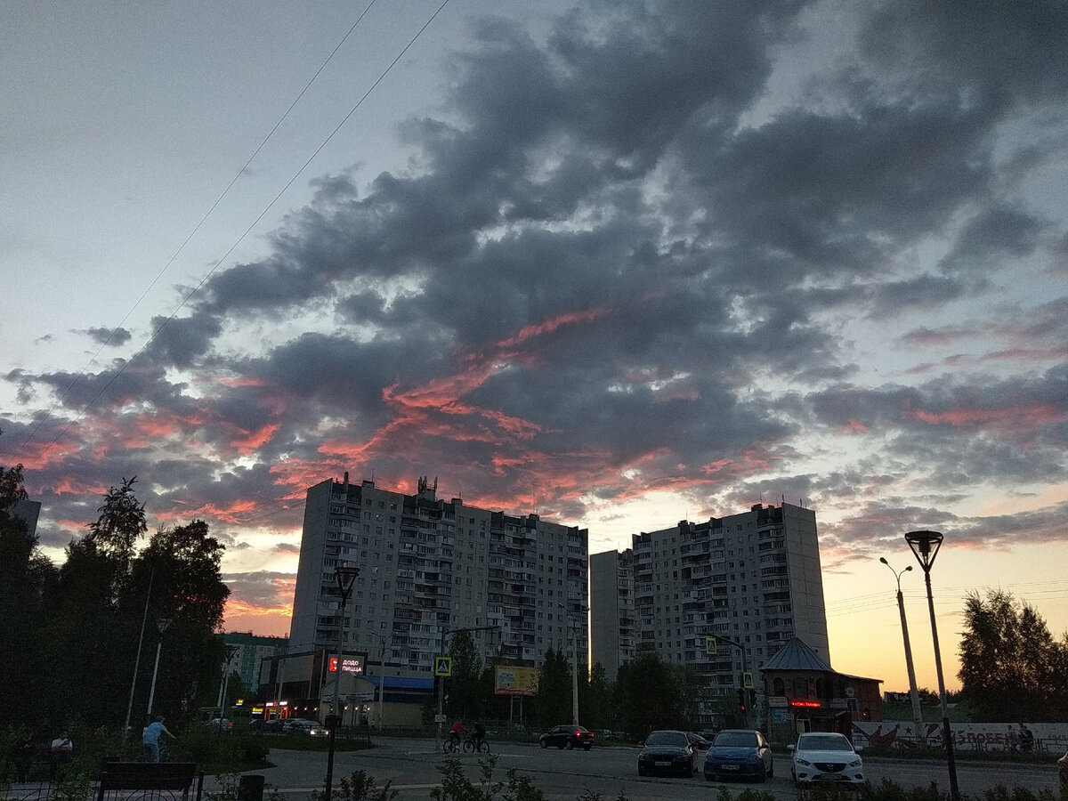 Красные всполохи на предзакатных облаках как будто передавали мои сомнения...