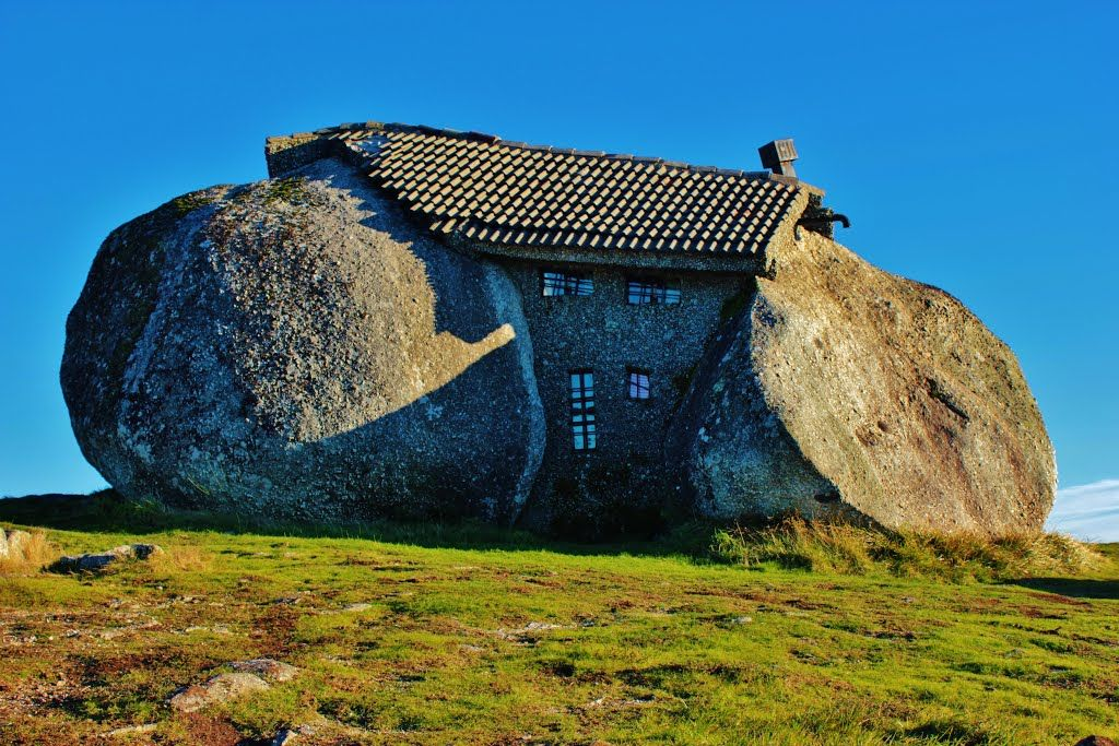 Старинные сооружения. Каменный дом/casa do Penedo (Португалия). Каменный дом, гора Фафе, Португалия.. Дом-камень (Stone House). Гюэмараес, Португалия.. Дом в Камне. Гюэмараес, Португалия..