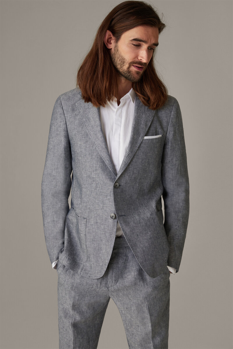 На фото: Пиджак Acon 41 965.- и брюки Till 15 570.- (цена указана с учетом действующей скидки на данный момент.