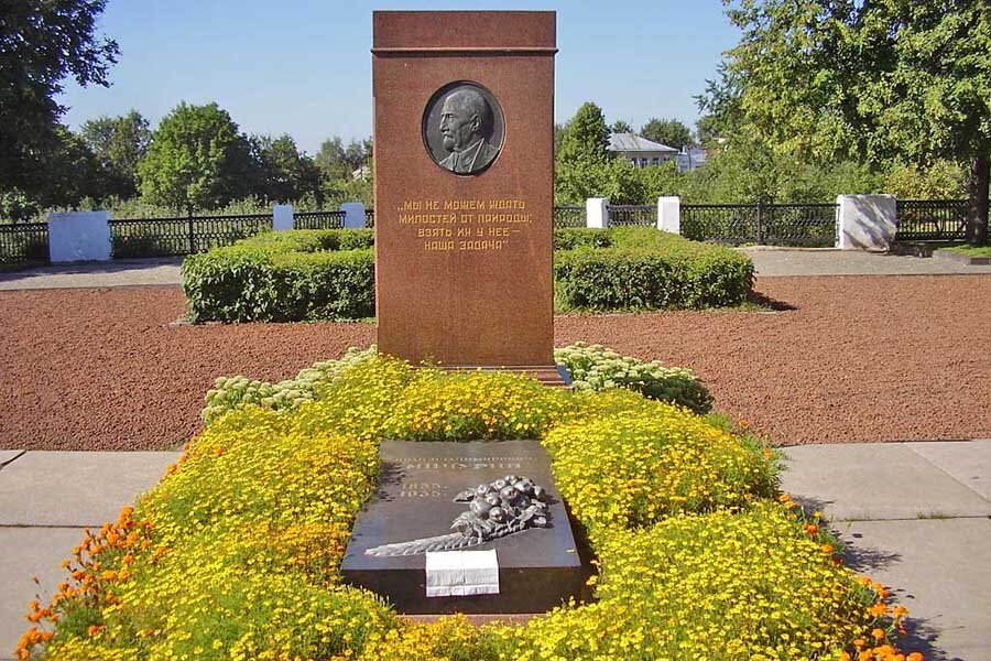 https://www.bankgorodov.ru/sight/memorialnii-ansambl-mogila-i-v-michyrina