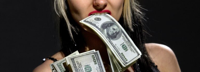 К вебкаму нужно относиться, как к настоящей работе - тогда будет профит.