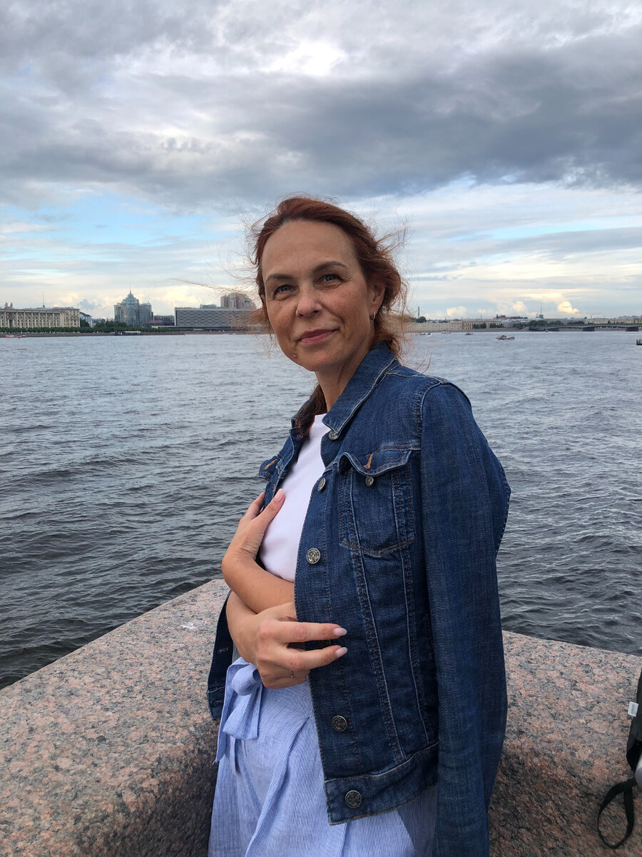 На набережной Невы, рядом с Летним садом.