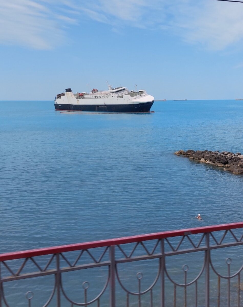 Я как этот корабль: временно села на мель. Но только чтобы отдохнуть и отправиться дальше в путь) Фото, кстати, с нашей поездки в Сочи/Роза хутор. 