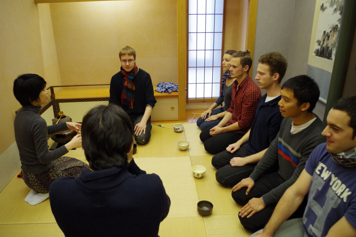 Мероприятие в чайной комнате для студентов GAKU.RU в школе Naganuma