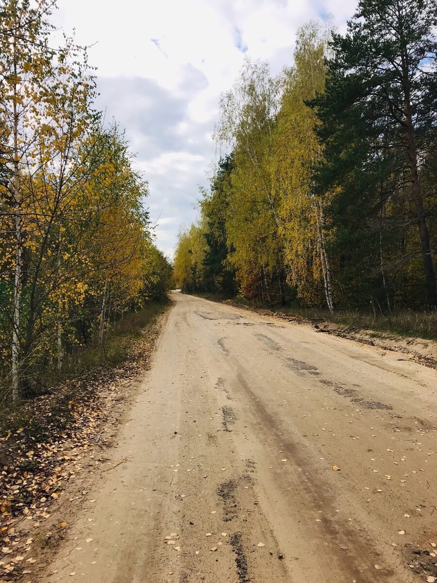 Имеется хорошая дорога, так как рядом действующая туристическая база.