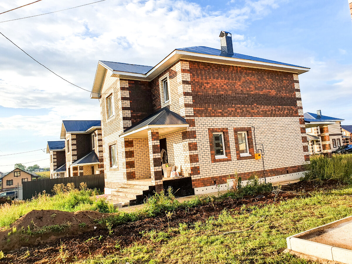 До соседнего дома расстояние маленькое, как ни крути - полностью не спрячешься от соседей. Да вроде как мы особо и не хотим...