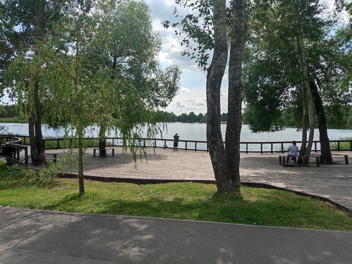 Светлоярский парк отдыха. Сюда приехать стоит - не жалко даже денег на такси. 
