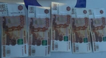 Водитель положил деньги в отсек между передними сиденьями