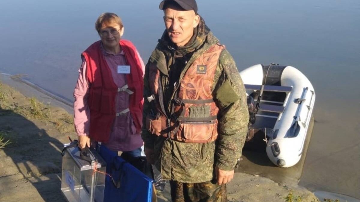     Чтобы дать право проголосовать 48 жителям деревни Чеплярово в Большереченском районе, члены УИК пересекли Иртыш.