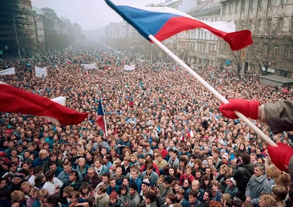Бархатные революции 1989 страны. Бархатная революция в Чехословакии. Студенческой демонстрации в Праге 17 ноября 1989 года. Политический кризис в Чехословакии Чехии Польше. Бархатная революция в Чехословакии плакаты.