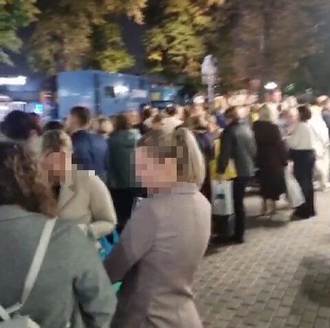 Очереди страшенные, люди ждут на улице! 