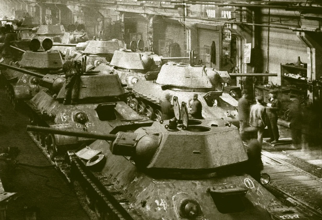  Как оказалось, что СССР помогали не только фашистские швеи, которые шили немцу холодную форму от которой он промерзал до костей в лютые февральские морозы, но и моляры, которые красили немецкие танки-4