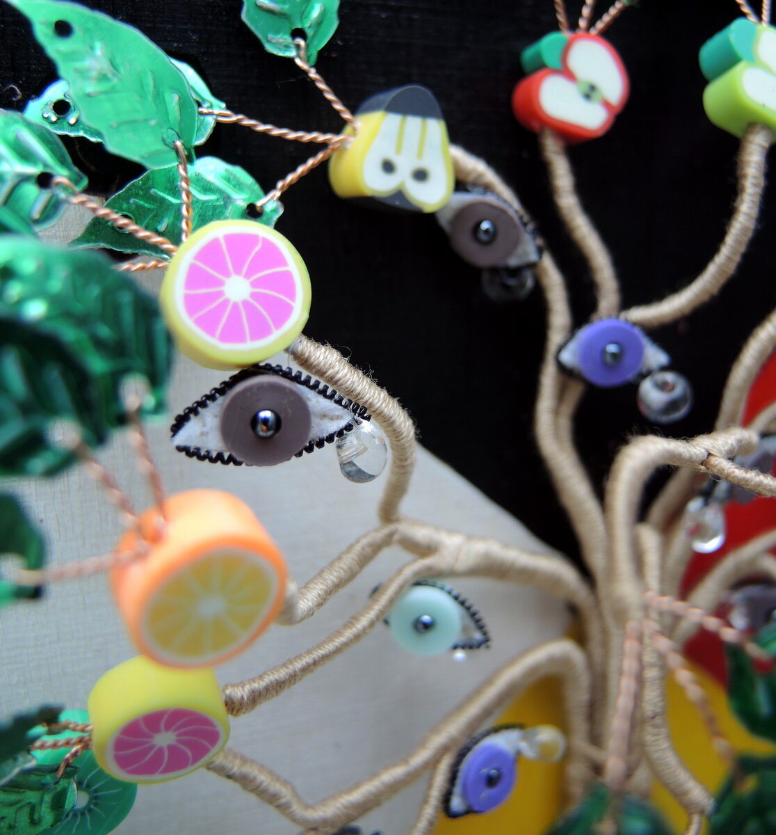 Почему на ветвях деревьев столько плодов и плачущие глаза?