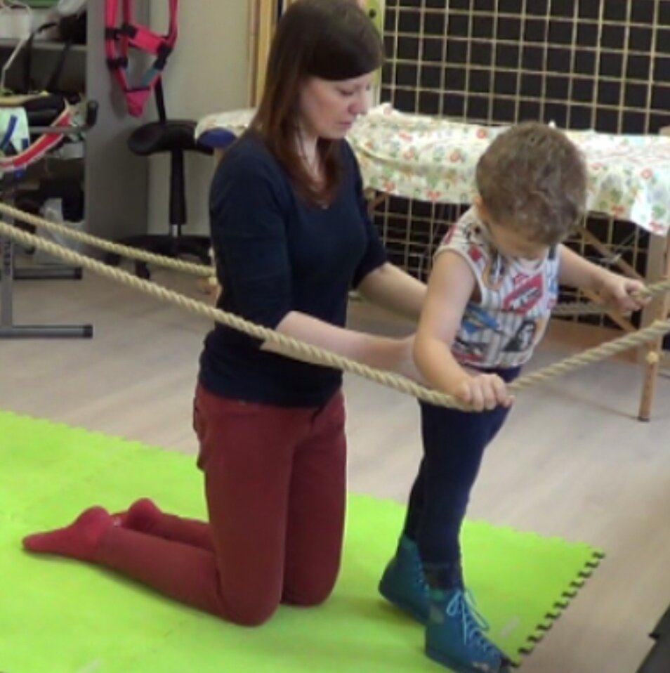 Специалист по ЛФК (лечебная физкультура) проводит занятие по восстановлению двигательной активности