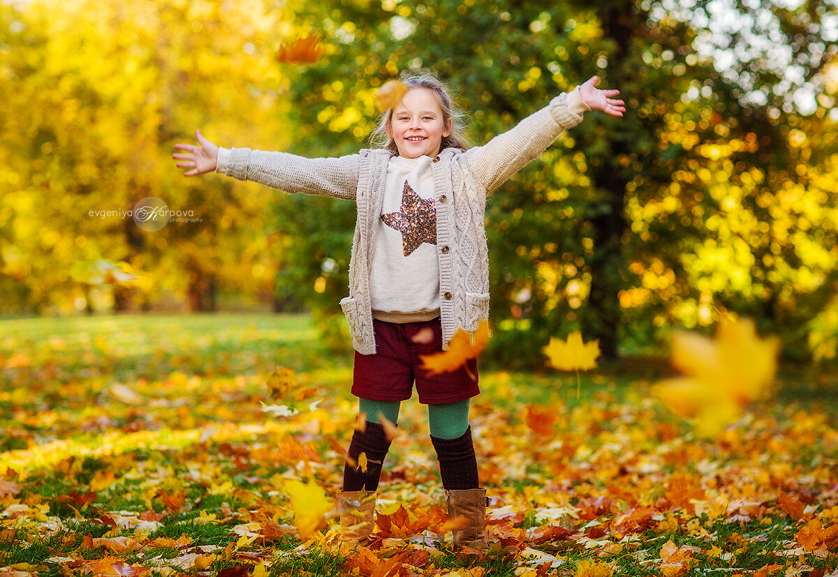 Люди в парке осенью. Сентябрь. Что будет идти в сентябре. Питер ноябрь люди. Первоклассница идет в школу.