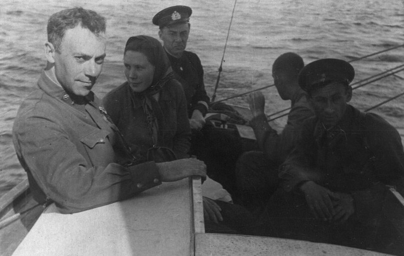 Слева — Юрий Павлович Герман, отец Алексея Германа во время службы военкором на фронте