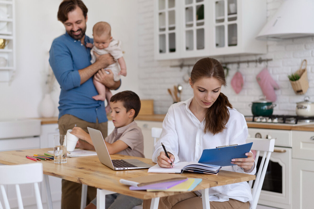 Изображение от <a href="https://ru.freepik.com/free-photo/adult-trieng-to-acheve-work-and-personal-life_30589836.htm#query=%D0%BC%D0%B0%D1%82%D0%B5%D1%80%D0%B8%D0%BD%D1%81%D0%BA%D0%B8%D0%B9%20%D0%BA%D0%B0%D0%BF%D0%B8%D1%82%D0%B0%D0%BB&position=25&from_view=search&track=ais">Freepik</a>