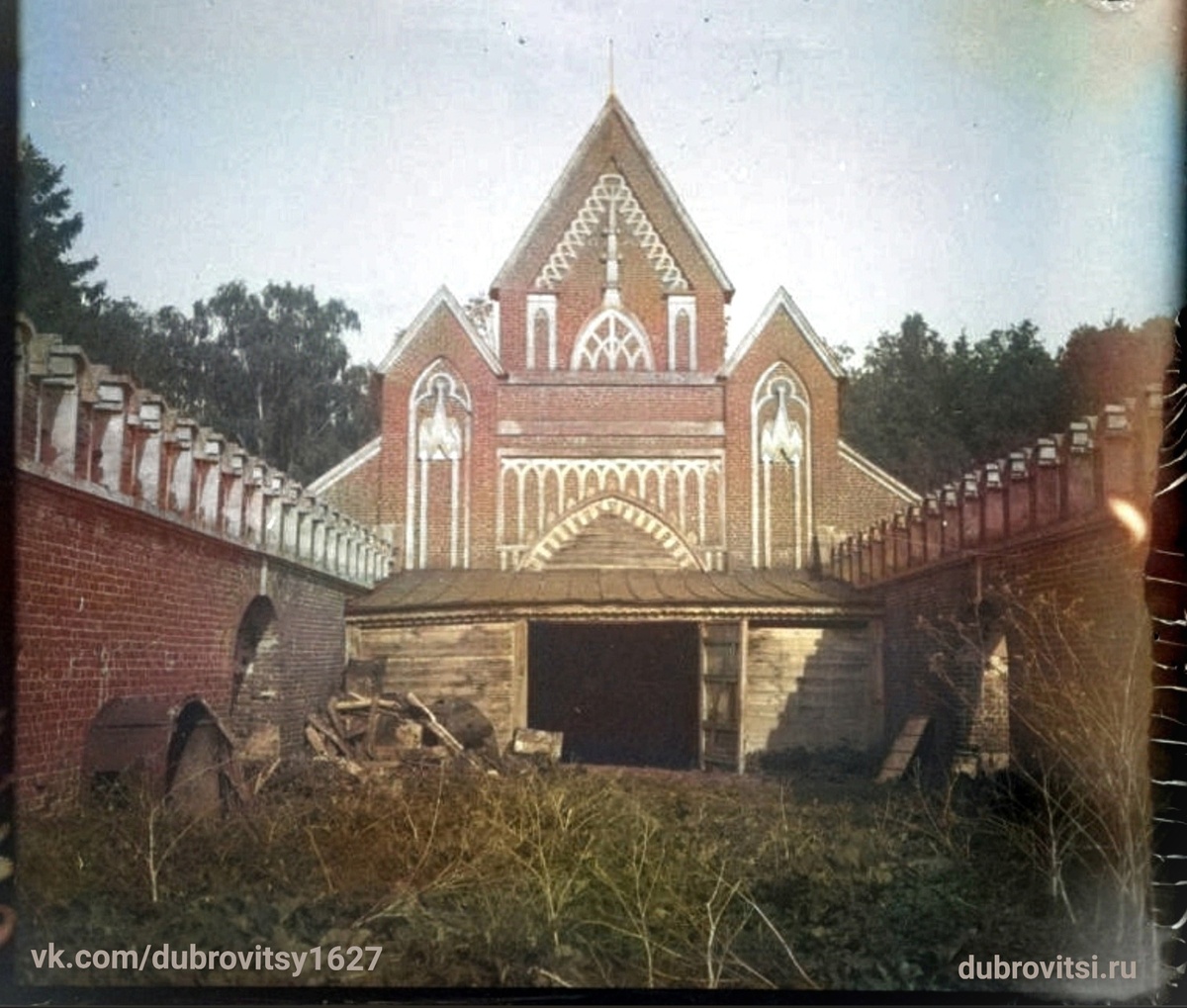 Фото: А. Губарева, сентябрь 1930 года. Колоризация фотографии из коллекции ГИМ - западные ворота в усадьбе Дубровицы