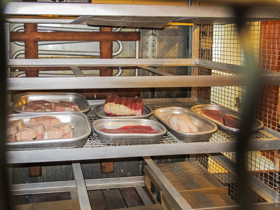 Курятина и филейная часть на алюминиевых судках в холодильнике. Аж есть захотелось!