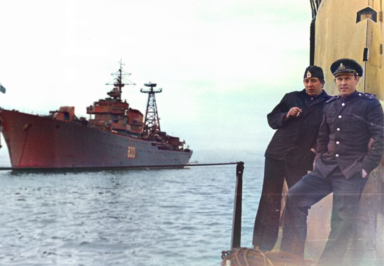 Авачинская бухта. Одна из подводных лодок этой бригады (Это не та лодка, о которой здесь рассказ) стоит на якоре. Рядом - плавбаза "Магаданский комсомолец". 1982 год. Фото автора.