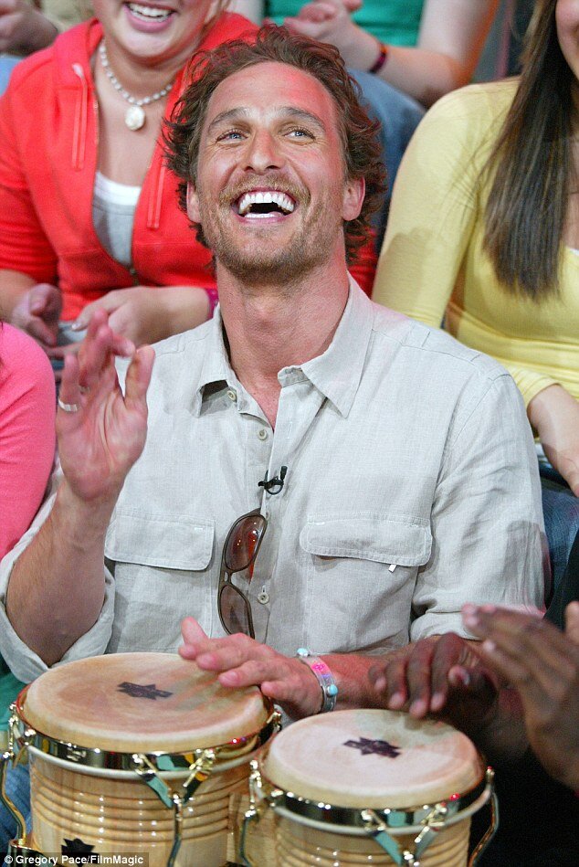 Мэттью Макконахи в 2005 году на матче со своими бонго :) 