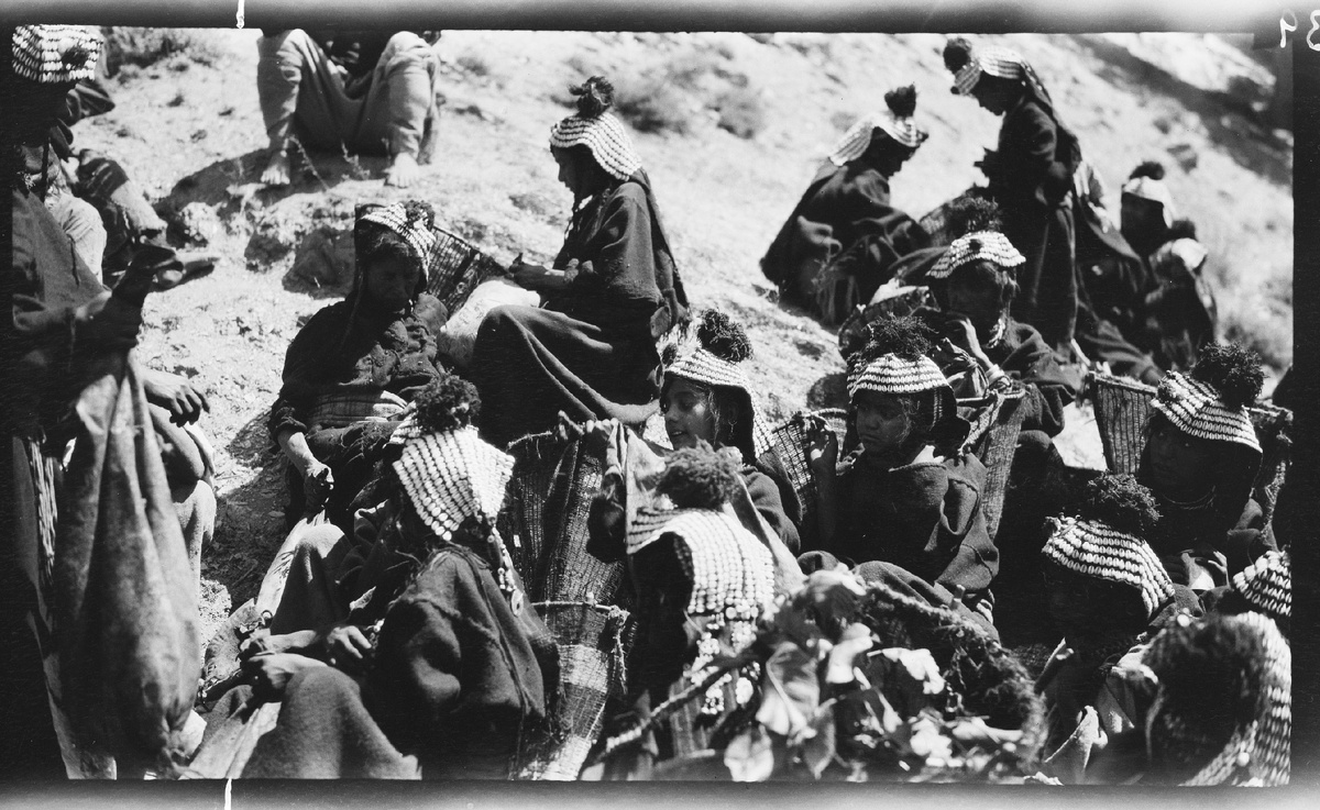 Долина Рамбур, Читрал, Северо-Западная пограничная провинция, Пакистан. Женщины из племени калашей во время церемонии жертвоприношения / Автор Георг Моргенштерн / commons.wikimedia.org