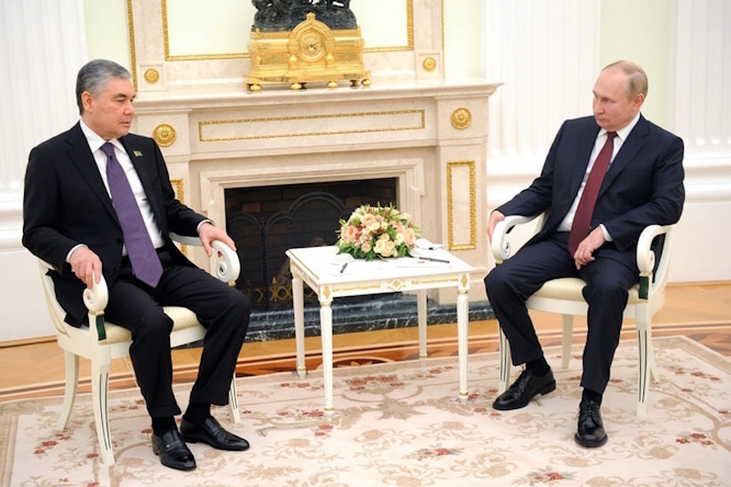 Герой-Аркадаг (слева) и Владимир Путин (справа) на встрече в Москве в ноябре 2022 года.