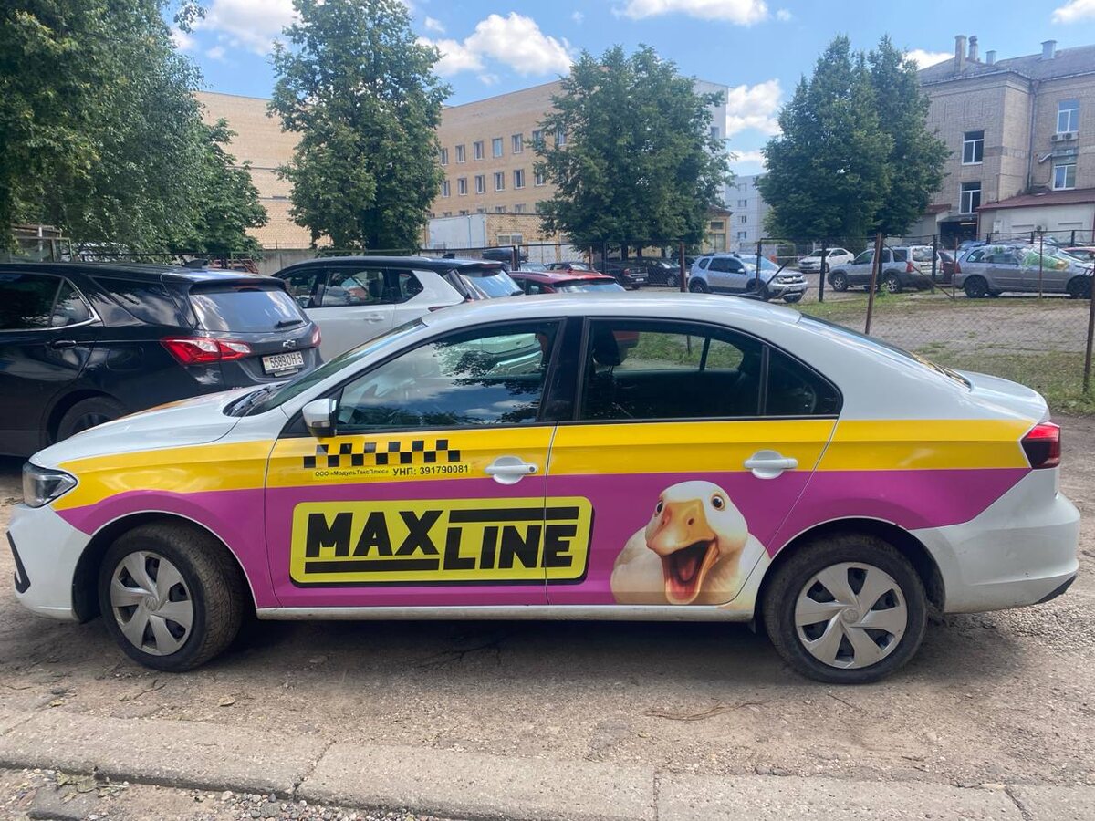 Реклама на бортах такси в Минске для букмекерской компании "Maxline"