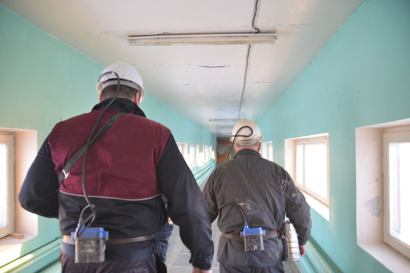 Слева человек, который ехал с нами в машине на заднем сидении, к слову фотографировал он все на телефон.