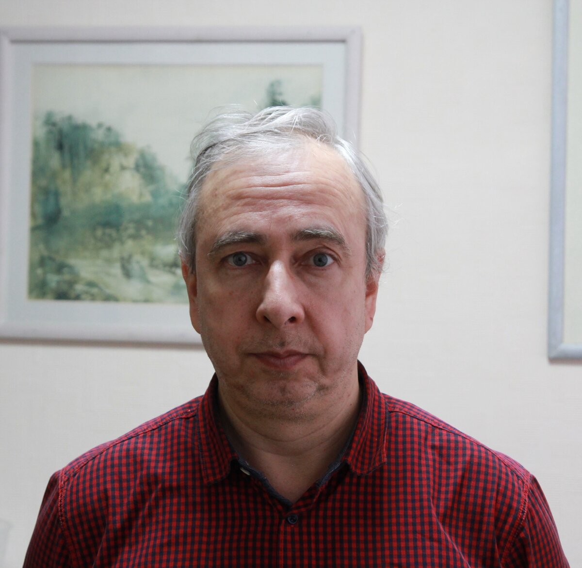 При использовании искусственного освещения в комнате или квартире нужно помнить, что будут оставаться тени под глазами, носом и т.п.