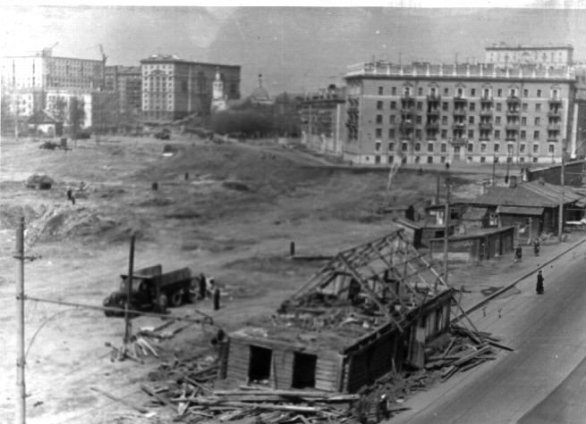 Те самые дачи на краю бывшего кладбища героев первой Мировой. Вдали Всехсвятская церковь.