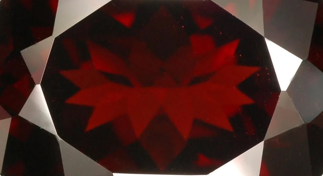 Гранат альмандин (фрагмент)