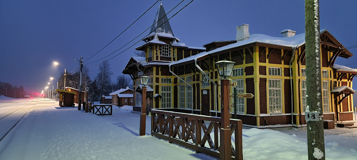 «Застывшая старина». Деревянный вокзал IV класса, выстроенный в стиле классического русского модерна, на станции Куженкино, Бологое-Полоцкая заповедня дорога. Фото автора канала