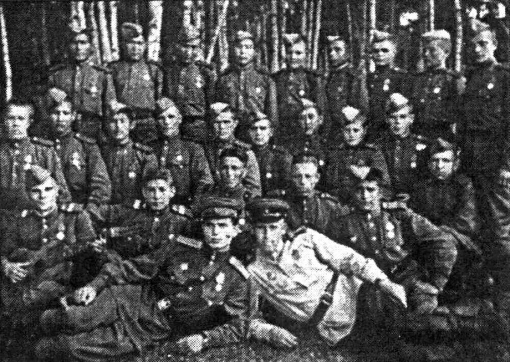 Гвардии младший лейтенант В. Цома на привале после боя со своим взводом. Он слева в первом ряду. Май 1944