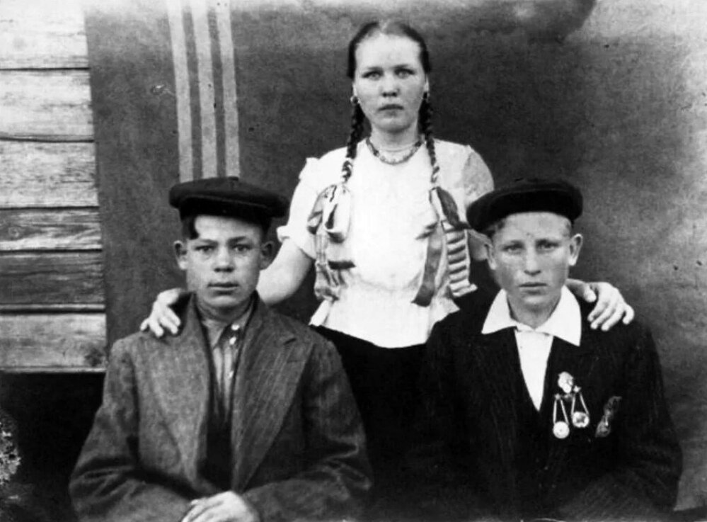 «Завтра была война»... Трое симпатичных молодых людей. На парне справа — значки спортивных разрядов. Сельская молодёжь. Конец 30-х. Фотография использована в качестве иллюстрации