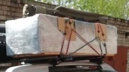 коробка лежит  на доске