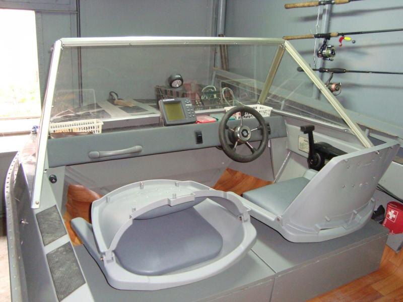 Лодка до переделки стекла, сидений и прочего.