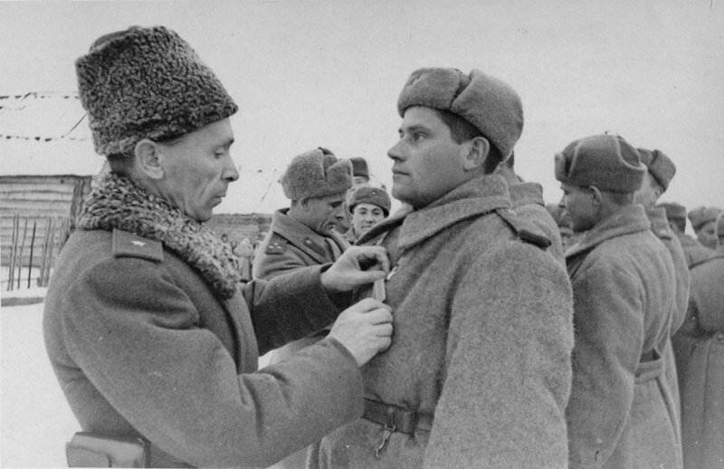 Генерал-лейтенант Павел Иванович Батов вручает орден Ленина и медаль Золотая Звезда командиру противотанкового орудия сержанту Ивану Спицину. Мозырское направление. Январь 1944 г. Автор: Е. Подшивалов
