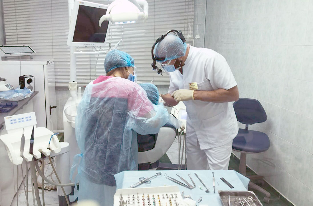 Стоматологическая операция по имплантации зубов