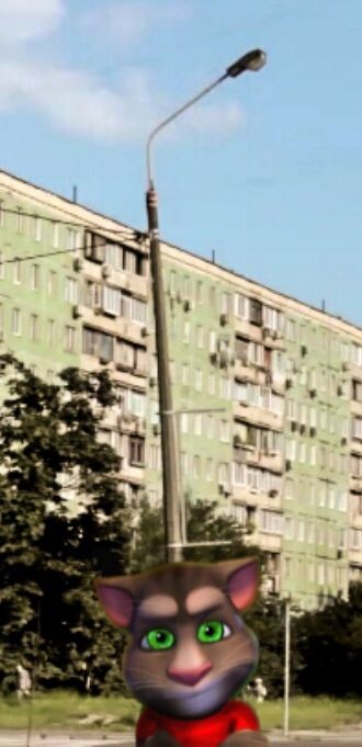 Том возле своего дома в 1997 году фоткался в Киеве