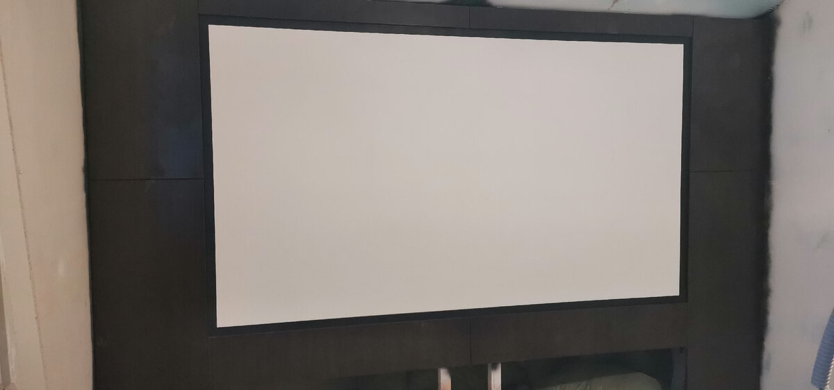 Вид экрана из ГКЛ. Покрашен, рамка присутствует ) Фото автора