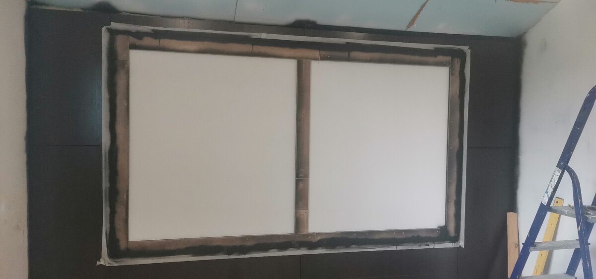 На фото процесс монтажа реек из ЛДСП на поверхность старого экрана. Фото автора