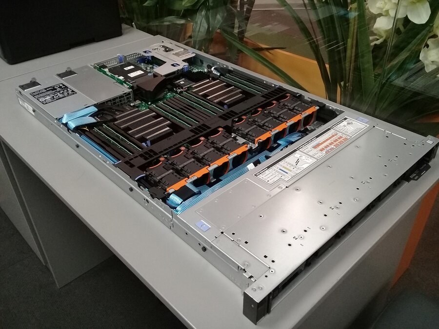 Dell PowerEdge R640 — это гибкий, мощный и масштабируемый сервер, который может быть оптимизирован для широкого спектра приложений и бизнес-потребностей, обеспечивая при этом высокую производительность, эффективность и безопасность.