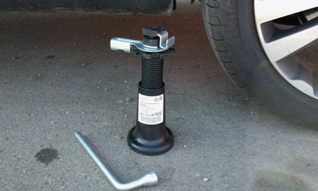 Штатный домкрат пластмассовый