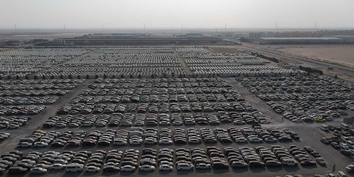 Это не парковка дилерского автоцентра - кладбище новых автомобилей. С них потихоньку демонтируют запчасти, детали и прочее. Всего в развитых странах аналогичных кладбищ больше 1 000 и на каждом похоронена частичка мирового ВВП, которая осталась в отчётах "О бурном росте мирового производства".