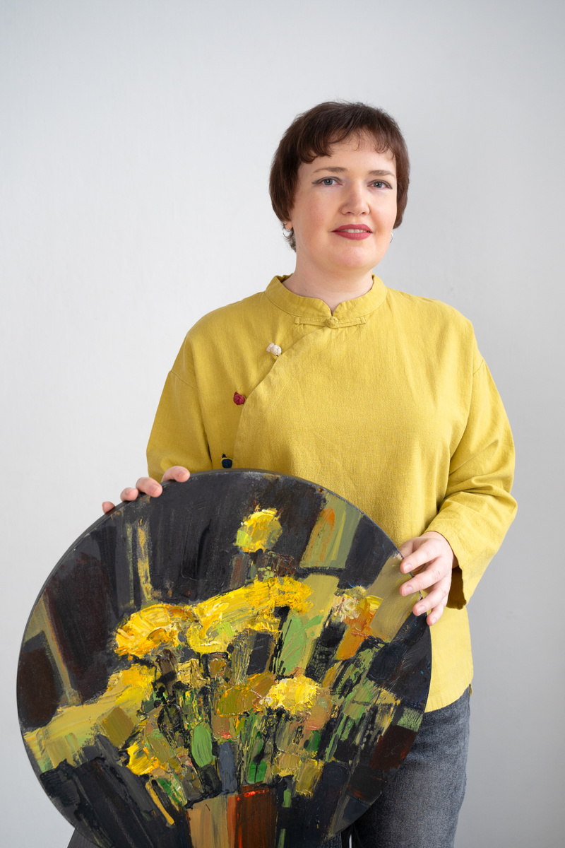 Мария Тихонова — художник, графический и веб-дизайнер из Нижнего Новгорода. 
Член творческого Союза художников России и Международной Федерации художников.
Разработчик и ведущая авторских онлайн-курсов и мастер-классов по живописи.
Постоянная участница и куратор коллективных выставок, член жюри творческих конкурсов. 
Персональные выставки Марии Тихоновой регулярно проходят в различных культурных и арт-пространствах Нижнего Новгорода, а также в государственных учреждениях — в частности, в Законодательном собрании Нижегородской области. На фото: картина «Желтое на черном».
