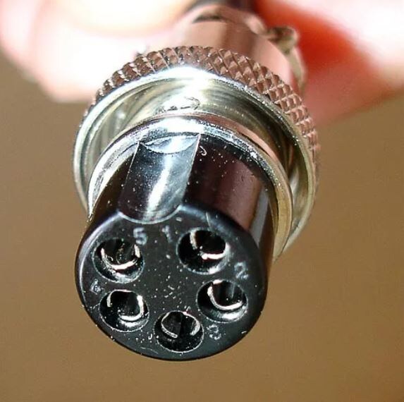 Осматриваем штекер