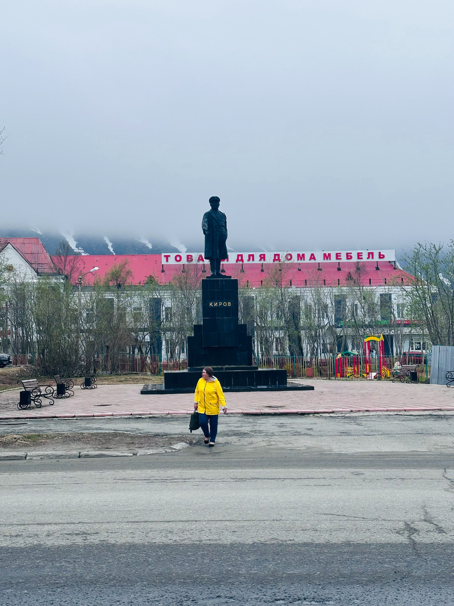 Киров следит за порядком на центральной площади.