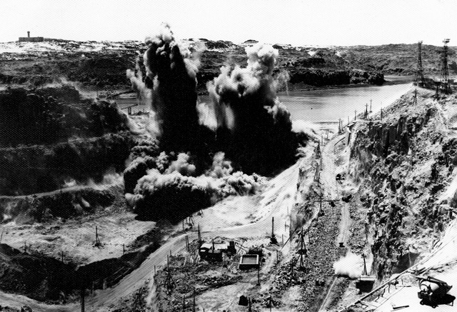 Подрыв верховой перемычки перед затоплением котлована, май 1964 года