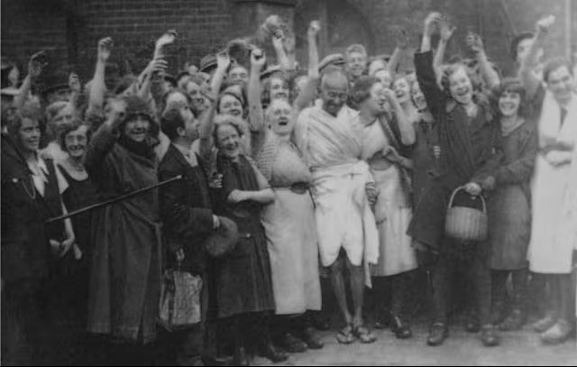 В 1931 году Ганди отправился в Англию для встречи с британским правительством. Там он посетил город Дарвен и встретился с рабочими текстильной фабрики